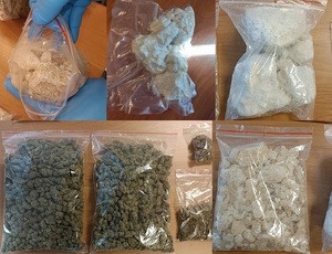 kolaż zdjęć zabezpieczonych narkotyków w woreczkach foliowych