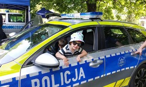 dziecko siedzi za kierownicą samochodu