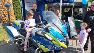 dziecko siedzi na motocyklu