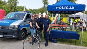 policjanci i pani stojąca z rowerem