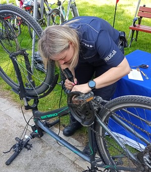 policjantka znakuje rower