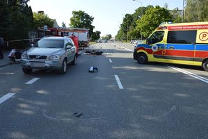 samochód osobowy biorący udział w zdarzeniu drogowym oraz służby karetka pogotowia i straż pożarna