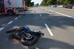 motocykl biorący udział w zdarzeniu leżący na jezdzni