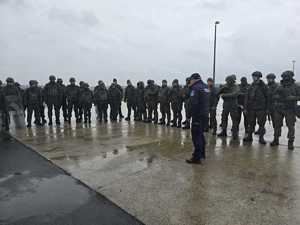 żołnierze na placu z policjantem