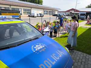 dzieci przy radiowozie policyjnym