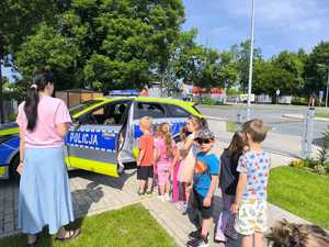 Dzieci przy radiowozie policyjnym