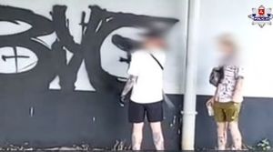 kadr z nagrania podczas dewastacji mostu