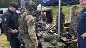 Żołnierze i policjanci przy stoisku policyjnym