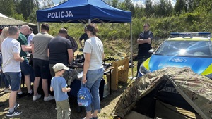 Osoby zainteresowane przy stoisku policyjnym