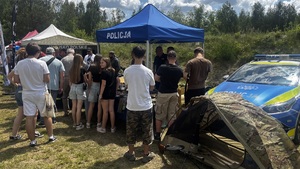 osoby zainteresowane przy stoisku policyjnym