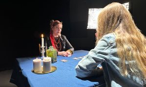 zdjęcie przedstawiające dwie kobiety siedzące przy stole