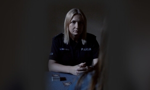 Zdjęcie policjantki na ciemnym tle