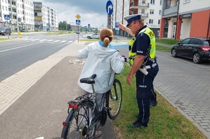 policjant rozmawia w rowerzystą