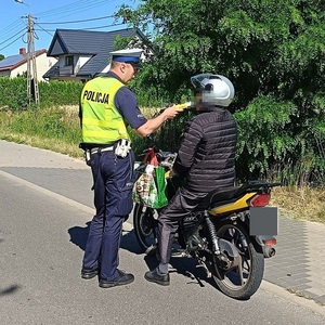policjant bada stan trzeźwości motocyklisty