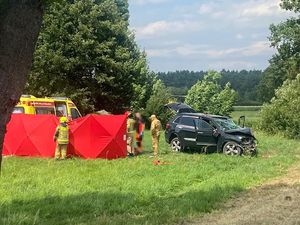 miejsce wypadku. Uszkodzony samochód