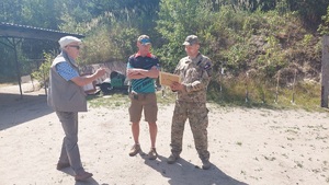 wspólne zdjęcie Komendanta Miejskiego, sędziego i prezesa Stowarzyszenia emerytów