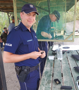 policjant przygotowujący się do strzelania