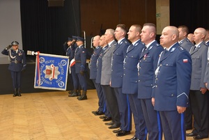 awansowani policjanci i sztandar