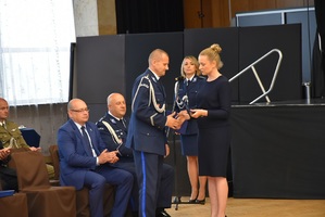 Zastępca Prezydenta gratuluje Komendantowi