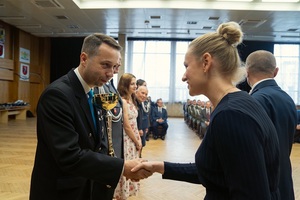 Wiceprezydent Miasta Biała Podlaska gratuluje zwyciezcy turnieju