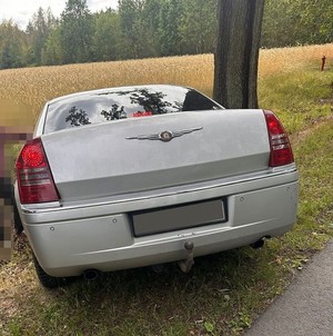 samochód stojący częściowo w rowie