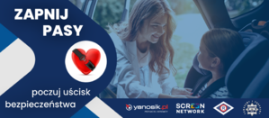 NAPIS ZAPNIJ PASY POCZUĆ UCISK BEZPIECZEŃSTWA. PO PRAWEJ STRONIE KOBIETA ZAPINAJĄCA PASY  DZIECKU ZNAJDUJĄCEMU SIĘ W FOTELIKU