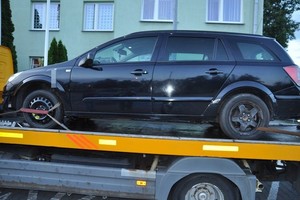 samochód stojący na lawecie