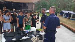 policjanci prezentują sprzęt