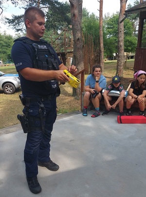 policjant prezentuje paralizator