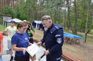 Organizatorka obozu składa podziękowania Komendantowi Komisariatu