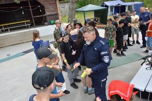 policjanci przekazują dzieciom odblaski