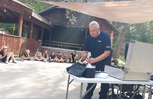 technik podczas pokazu