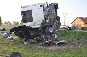 kabina uszkodzonego samochodu ciężarowego