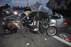 uszkodzony samochód stoi na ulicy