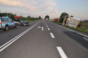 miejsce wypadku. Uszkodzone samochody oraz auta służb