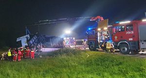 miejsce wypadku. Uszkodzone pojazdy oraz auta służb.