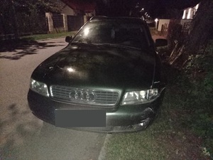 uszkodzony samochód stojący na poboczu