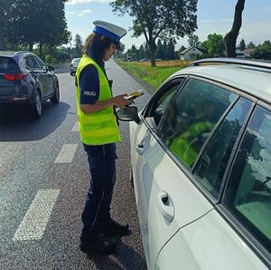 policjantka sprawdza trzeźwość kierowcy osobówki