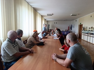 rozpoczęcie rajdu. Osoby siedzą na sali konferencyjnej