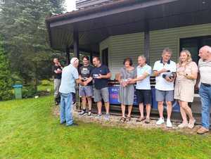 przewodniczący stowarzyszenia wręcza puchary