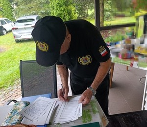 komandor rajdu sprawdza testy uczestników