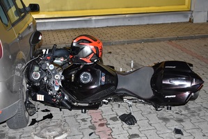 uszkodzony motocykl oraz samochód w który uderzył jednoślad