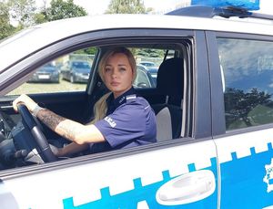 policjantka siedzi w samochodzie