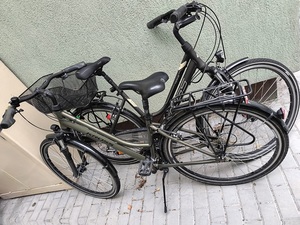 odzyskane rowery oparte o ścianę