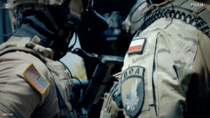 fragment zdjęcia na którym widoczni są policjanci BOA
