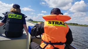 policjantka i strażak na łodzi