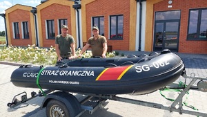 funkcjonariusze PSG przy pontonie