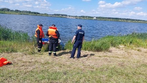 funkcjonariusze nad brzegiem zbiornika wodnego