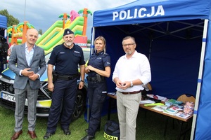 policjanci i uczestnicy festynu