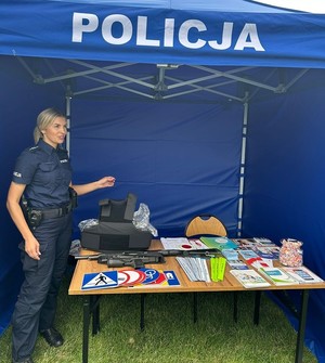 policjantka umundurowana stoi przy stoisku